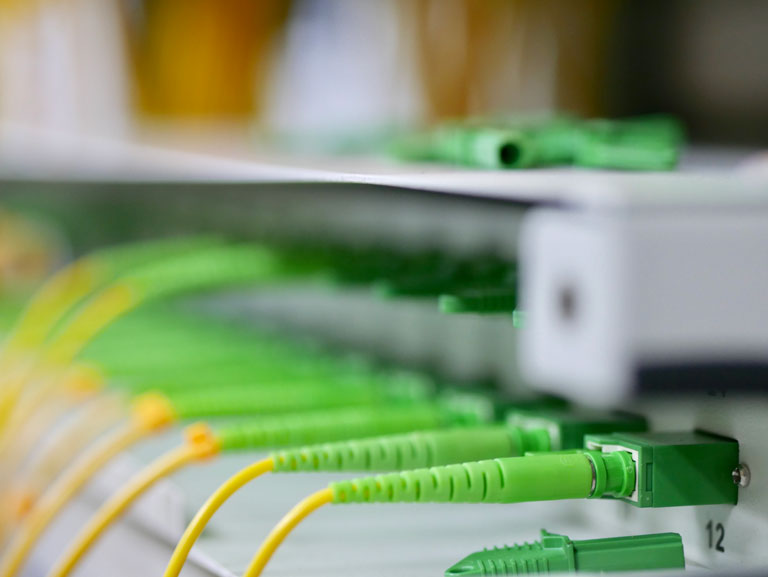 Substituição de cabos de redes metálicos e investimento em fibra óptica