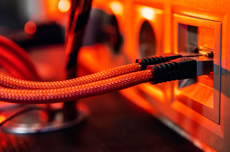 A fibra óptica oferece maior segurança das informações de sua empresa.
